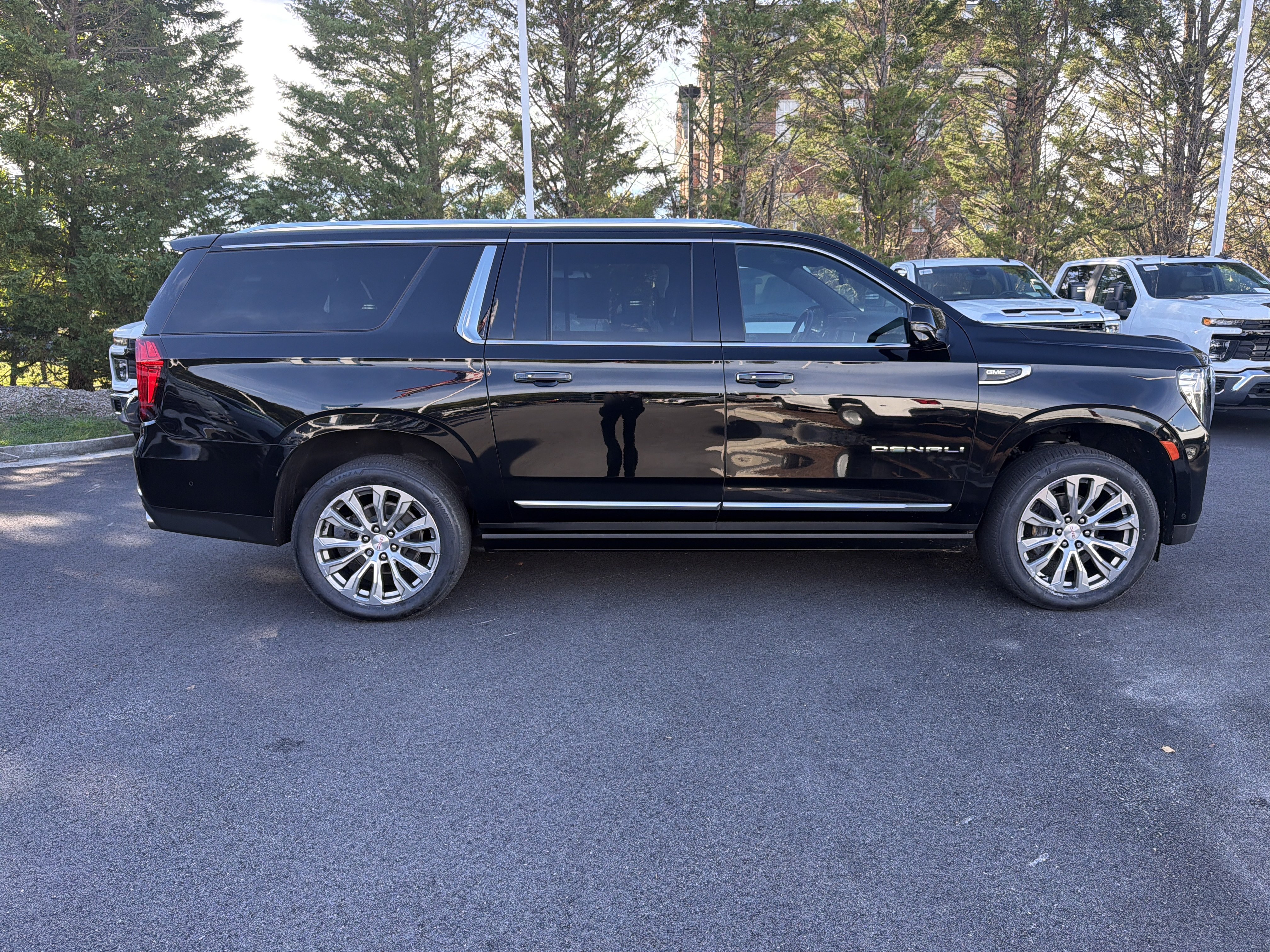 Used 2023 GMC Yukon XL Denali w/ Advanced Technology Package AWD/4WD image 11