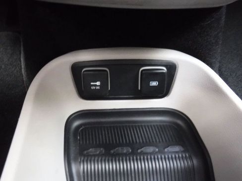 Used 2017 Chrysler Pacifica Touring-L image 20