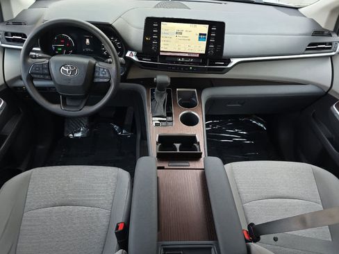 Used 2024 Toyota Sienna LE image 3