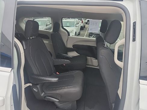 Used 2023 Chrysler Voyager LX image 12