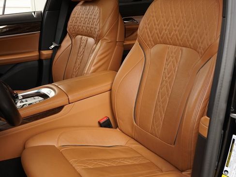 Used 2022 BMW 750i xDrive w/ Executive Package image 9