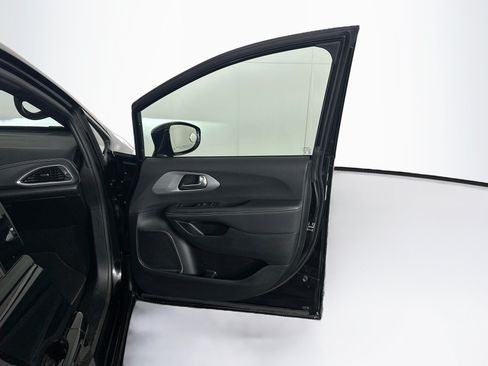 Used 2025 Chrysler Pacifica Limited FWD image 36