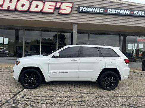 Used 2021 Jeep Grand Cherokee Laredo X AWD/4WD image 2