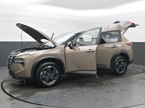 Used 2025 Nissan Rogue SV image 44