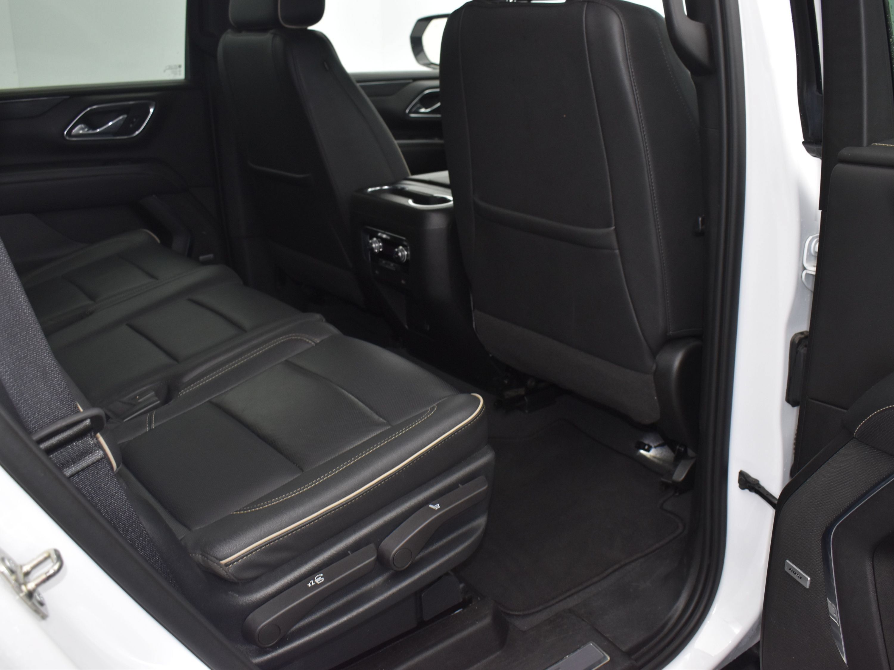 Used 2023 GMC Yukon SLT AWD/4WD image 10