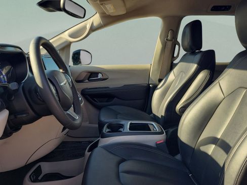 Used 2024 Chrysler Pacifica Select image 17
