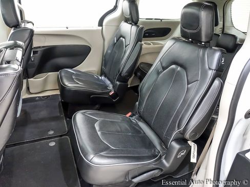 Used 2018 Chrysler Pacifica Limited image 16