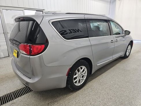 Used 2020 Chrysler Pacifica Touring-L image 7