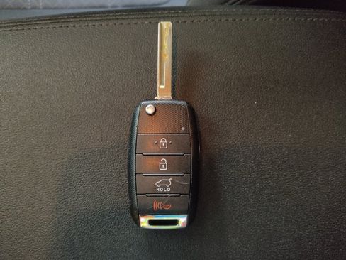 Used 2017 Kia Sorento LX image 32