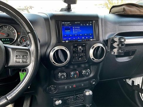 Used 2018 Jeep Wrangler Unlimited Sahara w/ Connectivity Group image 9