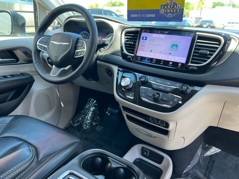 Used 2023 Chrysler Pacifica Touring-L image 63