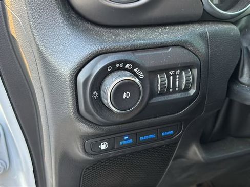 Used 2022 Jeep Wrangler Unlimited Rubicon 4xe w/ Cold Weather Group AWD/4WD image 9