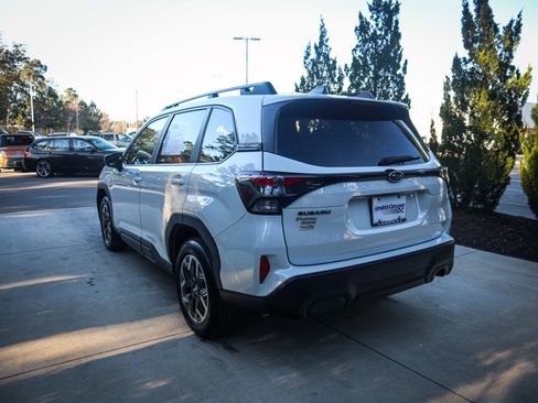 Used 2025 Subaru Forester Premium image 8