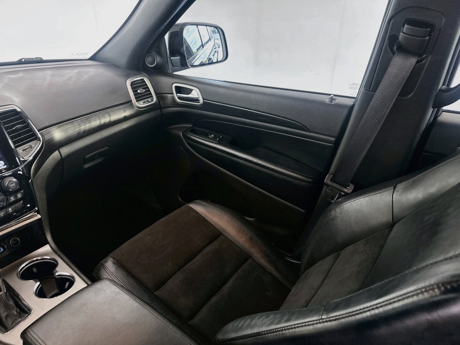 Used 2019 Jeep Grand Cherokee Altitude AWD/4WD image 23
