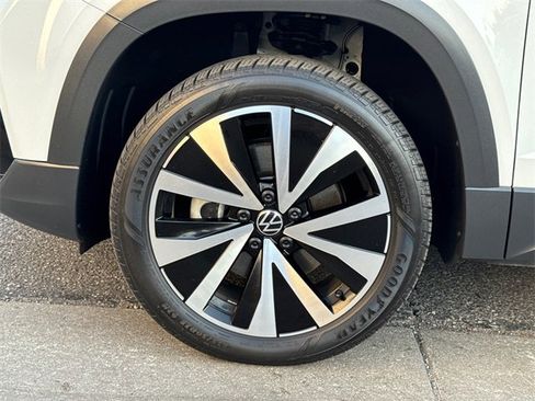 Certified 2023 Volkswagen Taos SE image 7