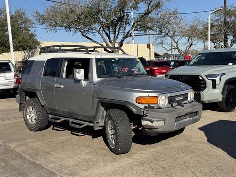 Used 2012 Toyota FJ Cruiser 4WD w/ TRD Sport Pkg image 3