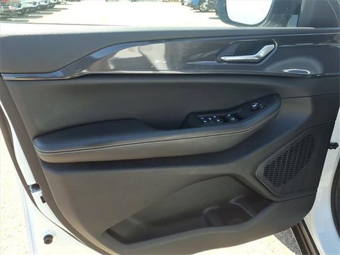 Used 2023 Jeep Grand Cherokee Altitude image 12