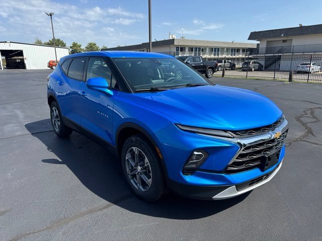 Used 2025 Chevrolet Blazer LT FWD image 1