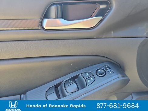 Used 2024 Nissan Altima 2.5 SV FWD image 11