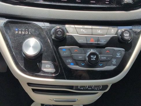 Used 2023 Chrysler Pacifica Touring-L FWD image 17