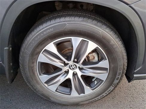 Certified 2023 Toyota Highlander XLE image 12