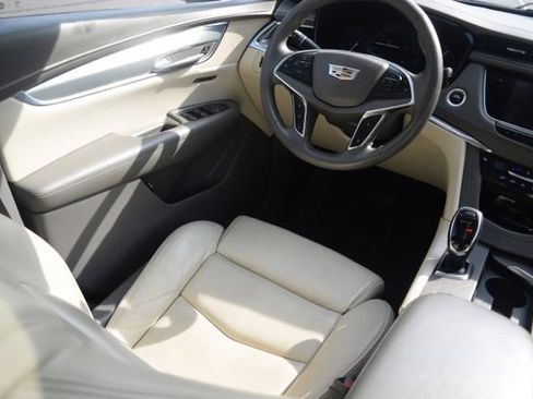 Used 2017 Cadillac XT5 Luxury w/ Driver Awareness Package FWD image 2