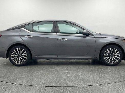Used 2025 Nissan Altima 2.5 SV FWD image 11