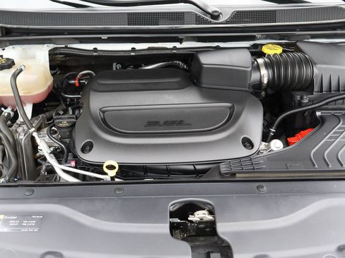 Used 2023 Chrysler Voyager LX image 17