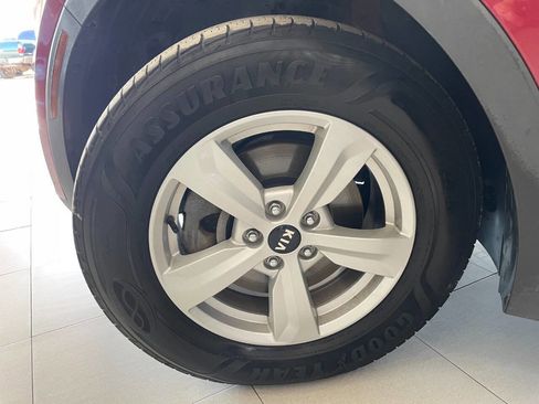 Used 2021 Kia Sorento LX image 9