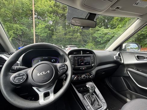 Used 2025 Kia Soul LX w/ LX Technology Package FWD image 32