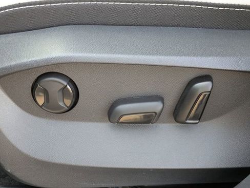 Certified 2025 Volkswagen Taos SE FWD image 21