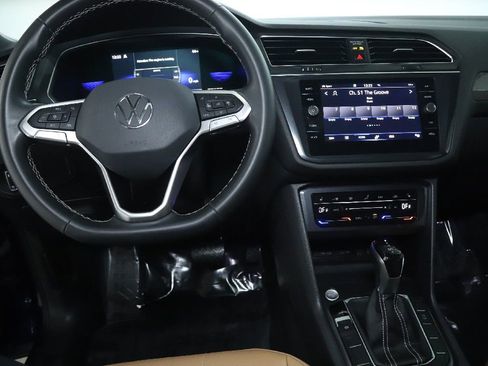 Used 2022 Volkswagen Tiguan SE w/ Panoramic Sunroof Package image 30