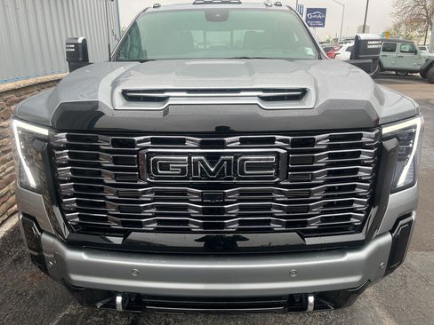 Used 2026 GMC Sierra 3500 Denali Ultimate w/ LPO, Black Badging Package AWD/4WD image 3
