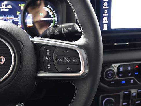 Used 2025 Jeep Wrangler Unlimited Sahara AWD/4WD image 29