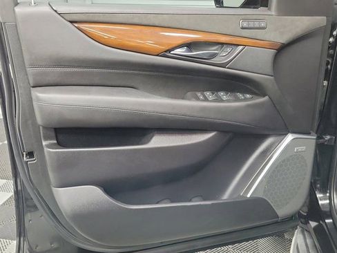 Used 2020 Cadillac Escalade Luxury AWD/4WD image 18