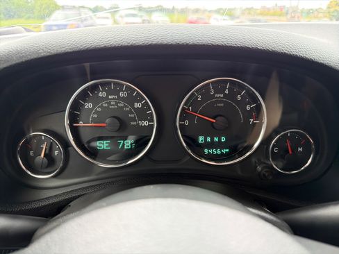 Used 2017 Jeep Wrangler Unlimited Sahara w/ Connectivity Group AWD/4WD image 14