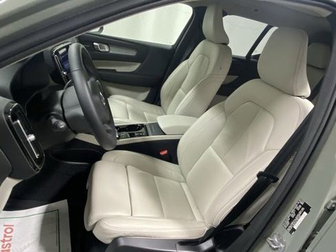 Certified 2024 Volvo XC40 B5 Ultimate w/ Protection Package Premier image 11