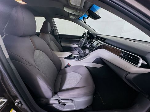 Used 2018 Toyota Camry LE image 29