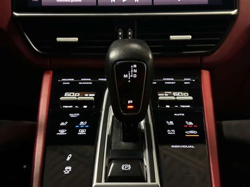 Used 2022 Porsche Cayenne E-Hybrid w/ Premium Package AWD/4WD image 34
