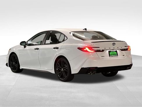 New 2026 Toyota Camry Hybrid FWD image 3