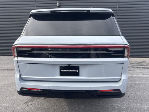 Used 2025 Lincoln Navigator L Reserve image 4