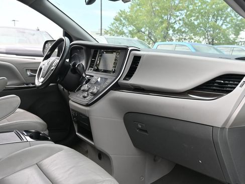 Used 2019 Toyota Sienna XLE FWD image 21