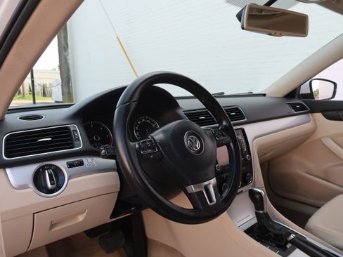 Used 2013 Volkswagen Passat TDI SE FWD image 23