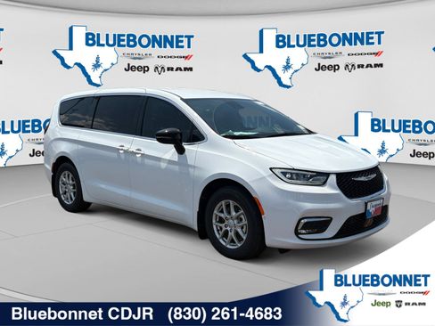 New 2026 Chrysler Pacifica Select FWD image 3