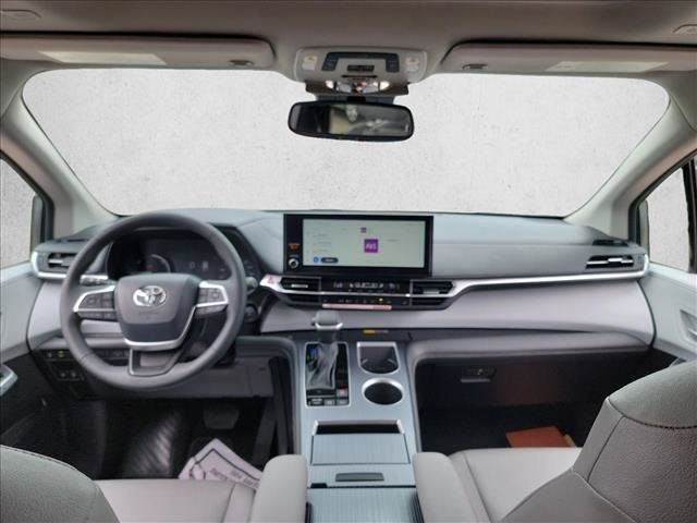 Used 2026 Toyota Sienna XLE FWD image 13
