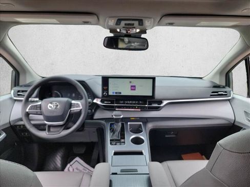 Used 2026 Toyota Sienna XLE FWD image 13