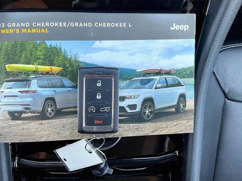 Used 2023 Jeep Grand Cherokee Limited w/ Black Appearance Package image 10
