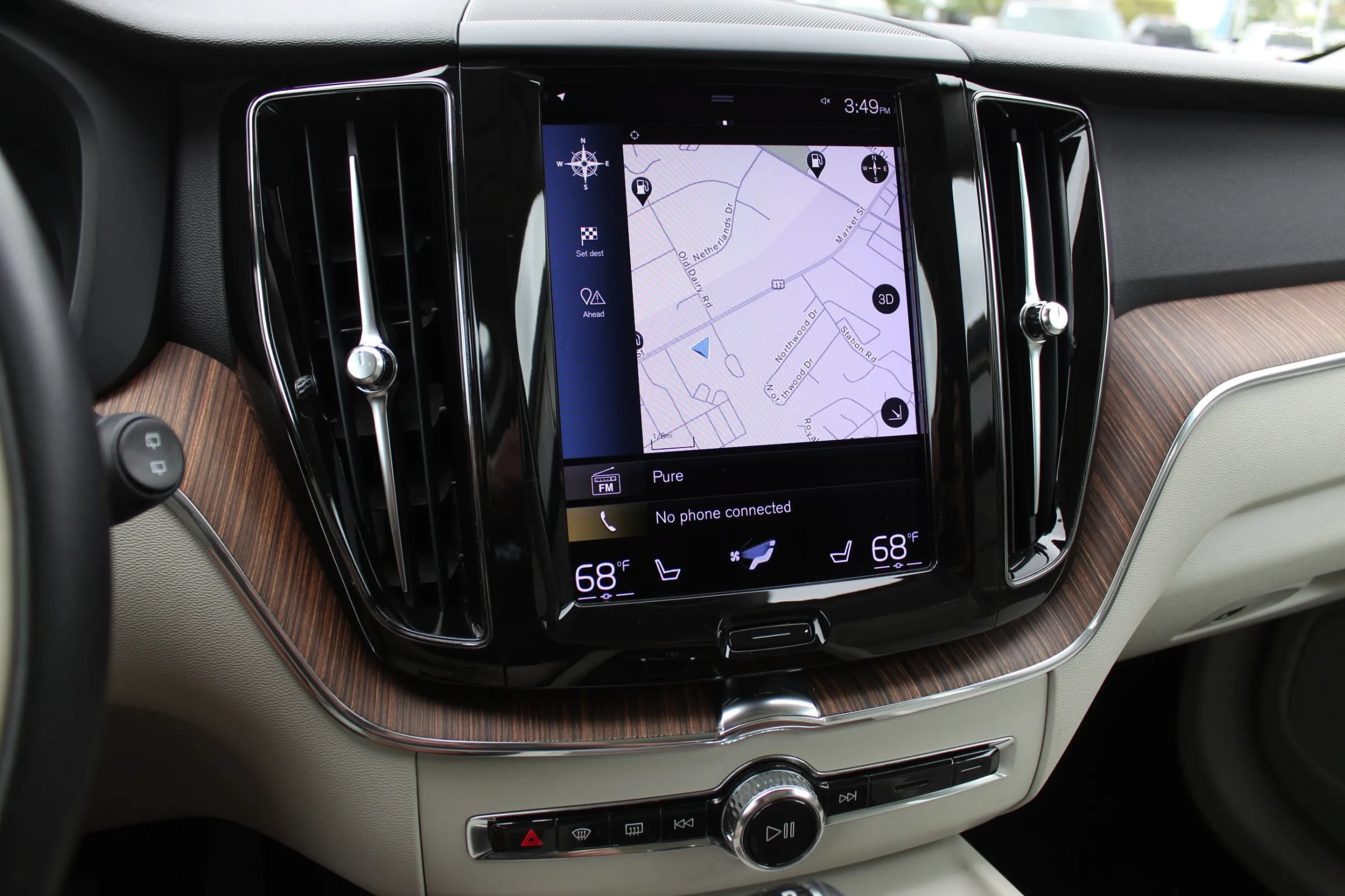 Used 2021 Volvo XC60 T5 Momentum w/ Premium Package FWD image 16