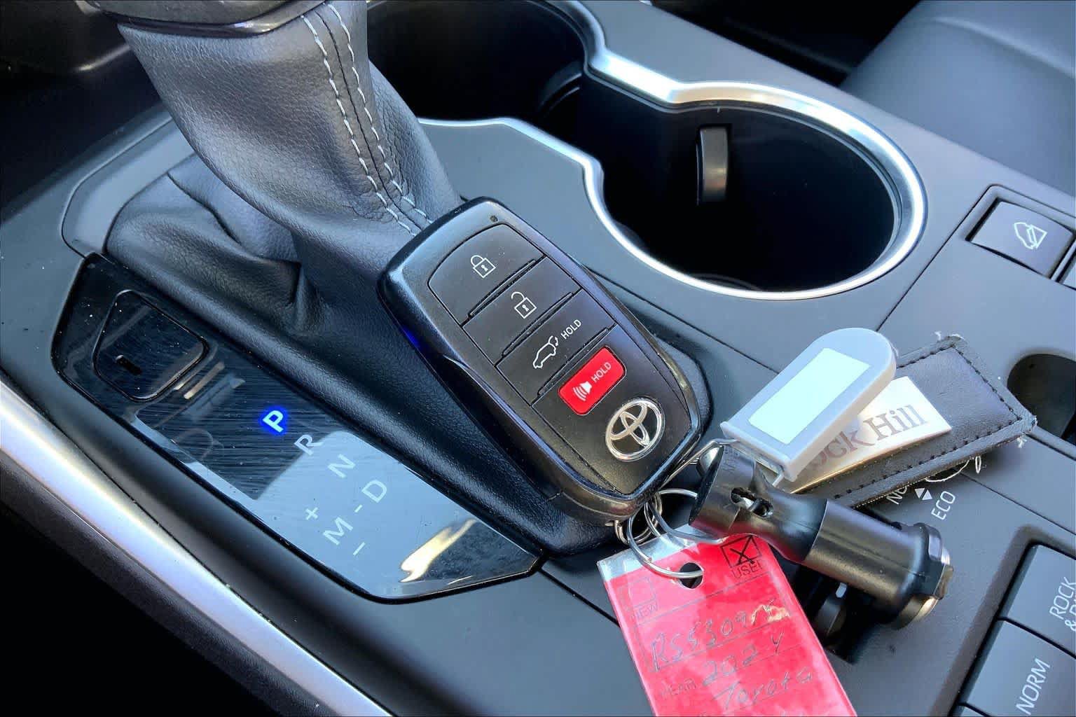 Used 2024 Toyota Highlander XLE AWD/4WD image 15