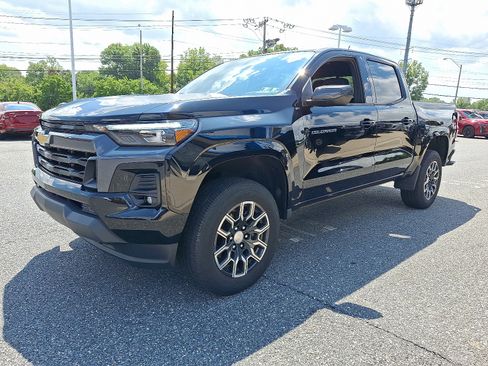 Used 2023 Chevrolet Colorado LT w/ LT Convenience Package III AWD/4WD image 3